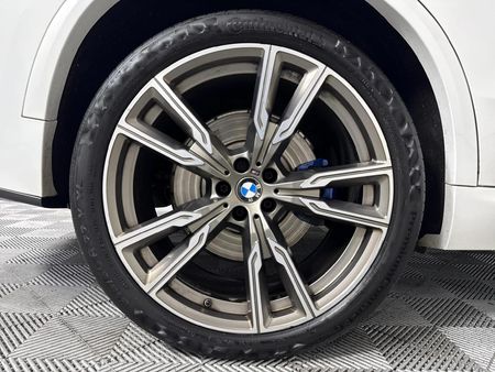 2020-BMW-X5-M50i_7