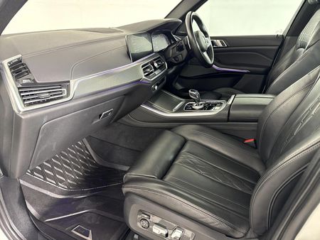 2020-BMW-X5-M50i_8