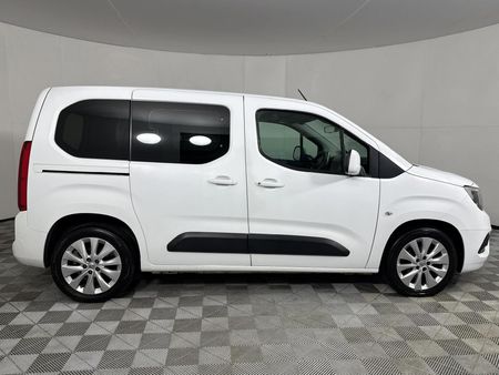 2019-Opel-Combo-Life-Enjoy-16-TD_14