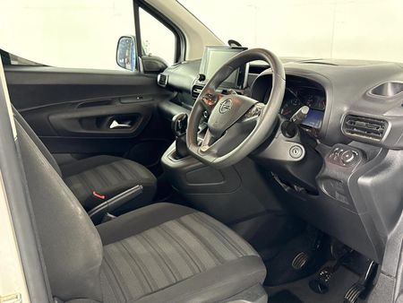 2019-Opel-Combo-Life-Enjoy-16-TD_8