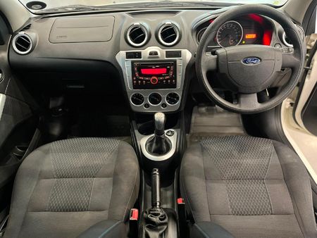 2015-Ford-Figo-14-Trend_9
