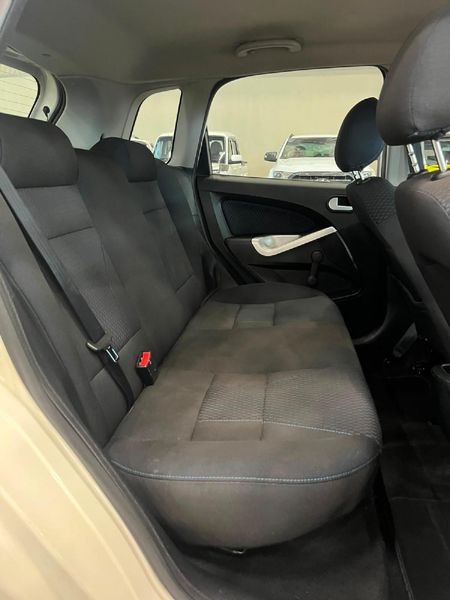 2015-Ford-Figo-14-Trend_11
