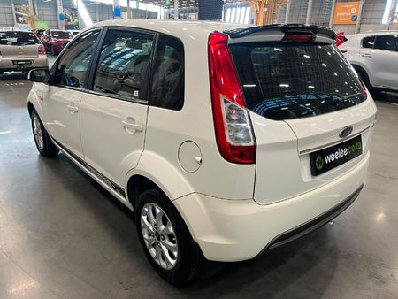 2015-Ford-Figo-14-Trend_4