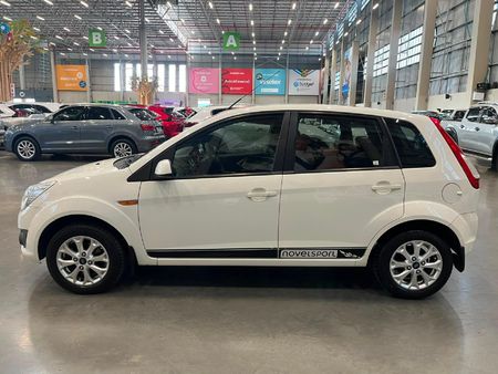 2015-Ford-Figo-14-Trend_5
