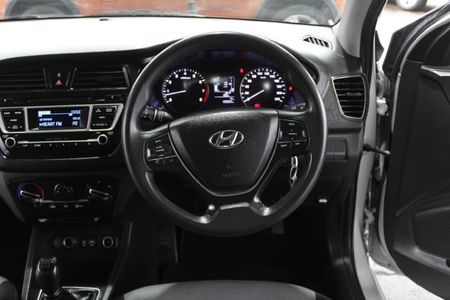 2016-Hyundai-i20-12-Motion_11