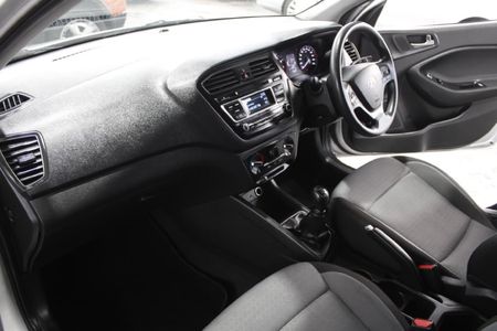 2016-Hyundai-i20-12-Motion_12