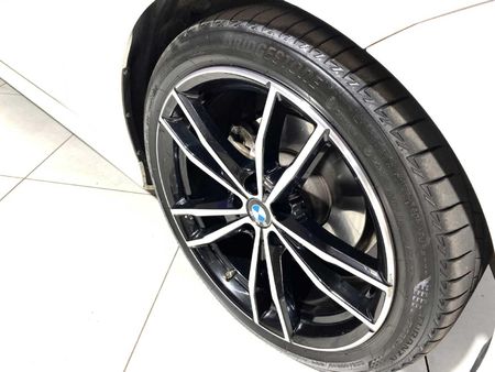 2022-BMW-3-Series-320i-M-Sport_11