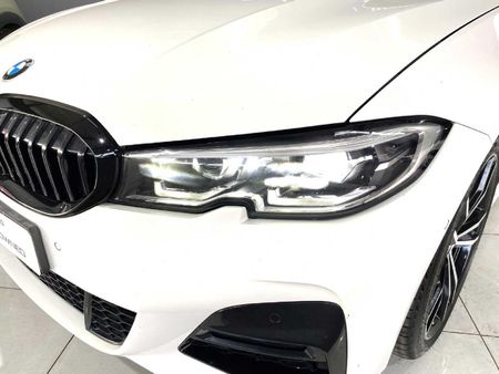 2022-BMW-3-Series-320i-M-Sport_5
