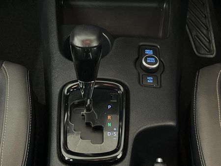 2025-Toyota-Hilux-28-GD-6-Raised-Body-Legend-4x4-Auto-Double-Cab_10