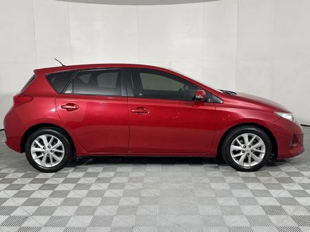 2014-Toyota-Auris-16-XS_13