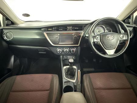 2014-Toyota-Auris-16-XS_1