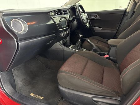 2014-Toyota-Auris-16-XS_5