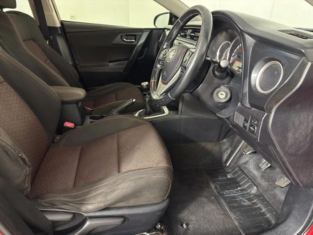 2014-Toyota-Auris-16-XS_6