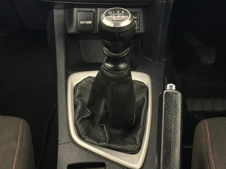 2014-Toyota-Auris-16-XS_7