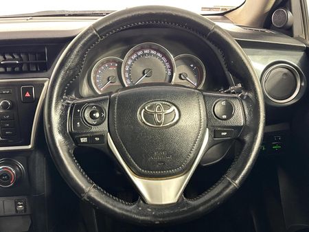 2014-Toyota-Auris-16-XS_8