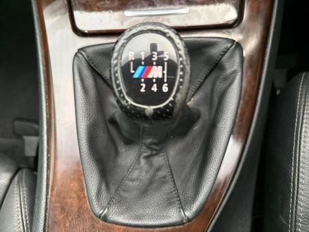 2010-BMW-3-Series-323i-M-Sport_9