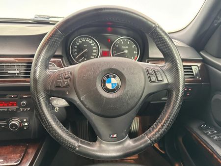 2010-BMW-3-Series-323i-M-Sport_10