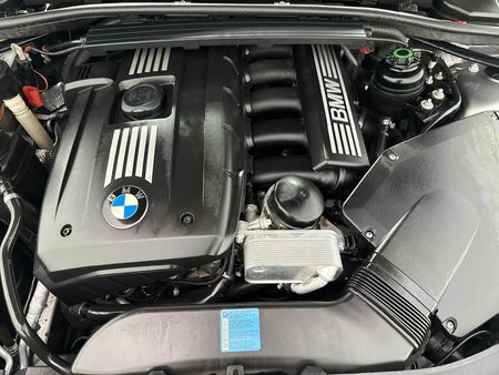 2010-BMW-3-Series-323i-M-Sport_11
