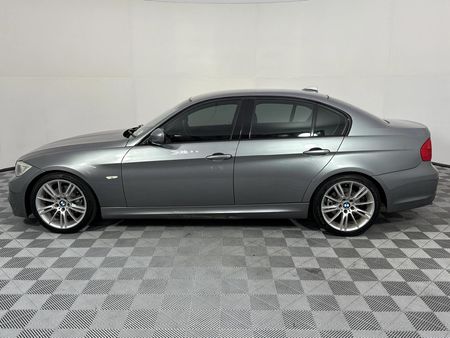 2010-BMW-3-Series-323i-M-Sport_15