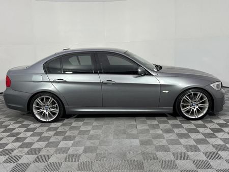 2010-BMW-3-Series-323i-M-Sport_17
