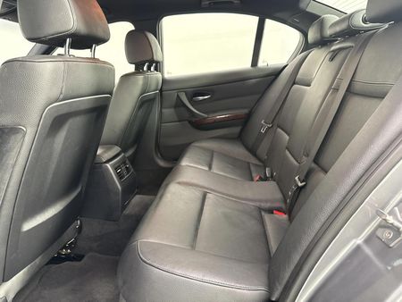 2010-BMW-3-Series-323i-M-Sport_2