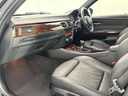2010-BMW-3-Series-323i-M-Sport_7