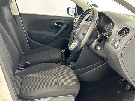 2011-Volkswagen-Polo-14-Comfortline_9