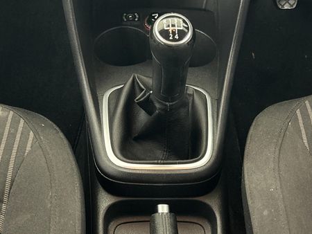 2011-Volkswagen-Polo-14-Comfortline_10