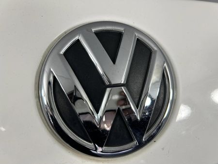 2011-Volkswagen-Polo-14-Comfortline_11