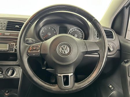 2011-Volkswagen-Polo-14-Comfortline_12