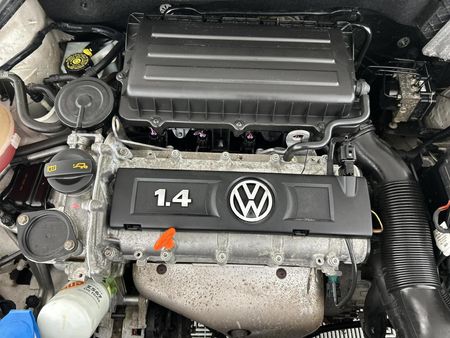 2011-Volkswagen-Polo-14-Comfortline_13