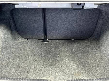 2011-Volkswagen-Polo-14-Comfortline_14