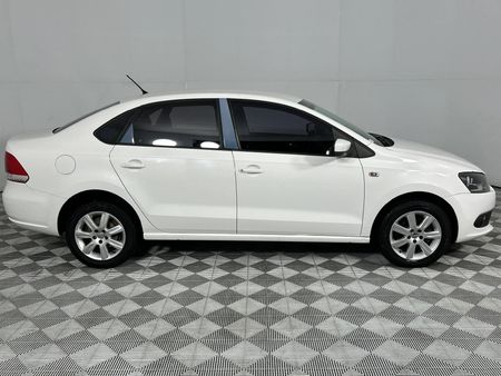 2011-Volkswagen-Polo-14-Comfortline_17
