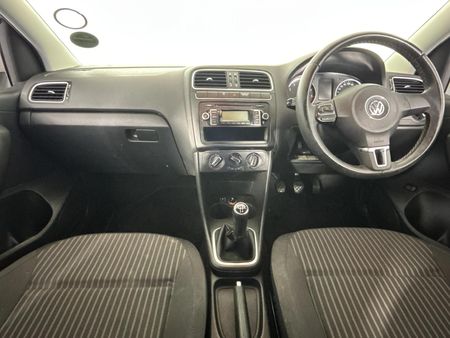2011-Volkswagen-Polo-14-Comfortline_1