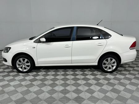 2011-Volkswagen-Polo-14-Comfortline_19