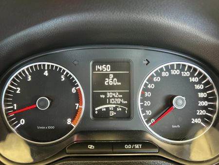 2011-Volkswagen-Polo-14-Comfortline_2