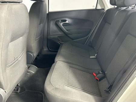 2011-Volkswagen-Polo-14-Comfortline_3