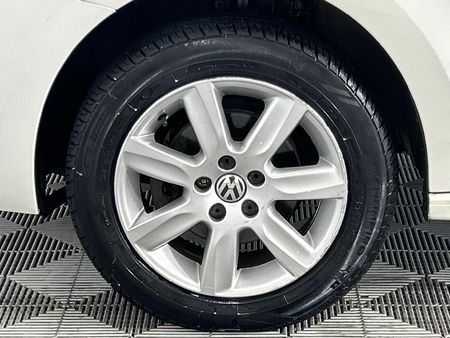 2011-Volkswagen-Polo-14-Comfortline_4