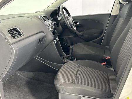 2011-Volkswagen-Polo-14-Comfortline_8