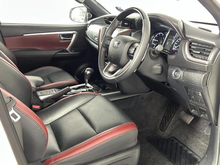 2025-Toyota-Fortuner-28-GD-6-RB-Auto_8