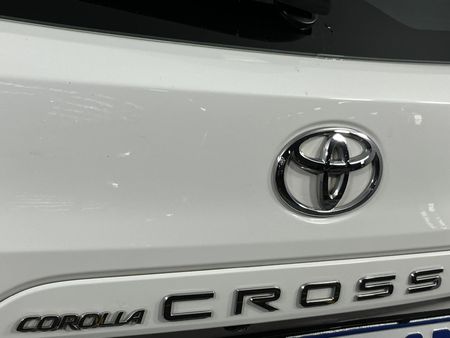 2025-Toyota-Corolla-Cross-18-XS_11
