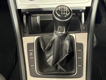 2015-Volkswagen-Golf-VII-14-TSI-Comfortline_10