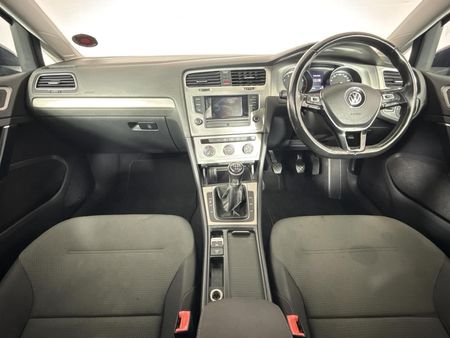 2015-Volkswagen-Golf-VII-14-TSI-Comfortline_1
