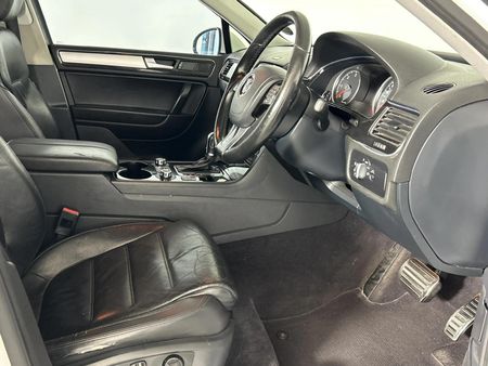 2013-Volkswagen-Touareg-30-V6-TDI-Auto-Bluemotion-180kW_9