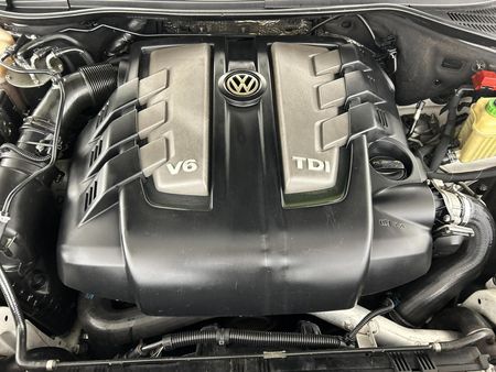 2013-Volkswagen-Touareg-30-V6-TDI-Auto-Bluemotion-180kW_13