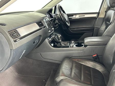 2013-Volkswagen-Touareg-30-V6-TDI-Auto-Bluemotion-180kW_8