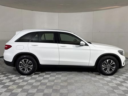 2018-Mercedes-Benz-GLC-250d_16
