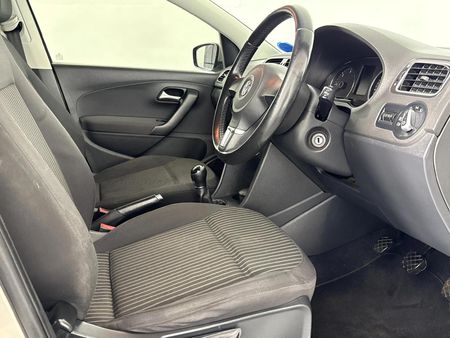 2013-Volkswagen-Polo-16-TDI-Comfortline_9