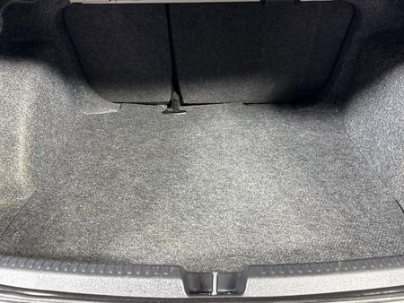 2013-Volkswagen-Polo-16-TDI-Comfortline_13