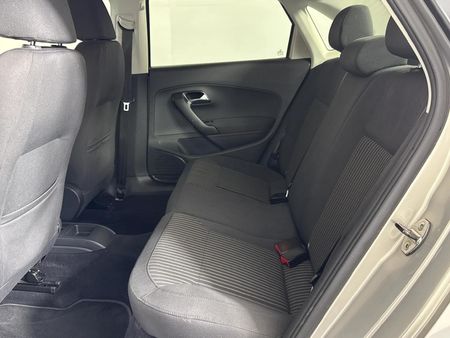 2013-Volkswagen-Polo-16-TDI-Comfortline_3